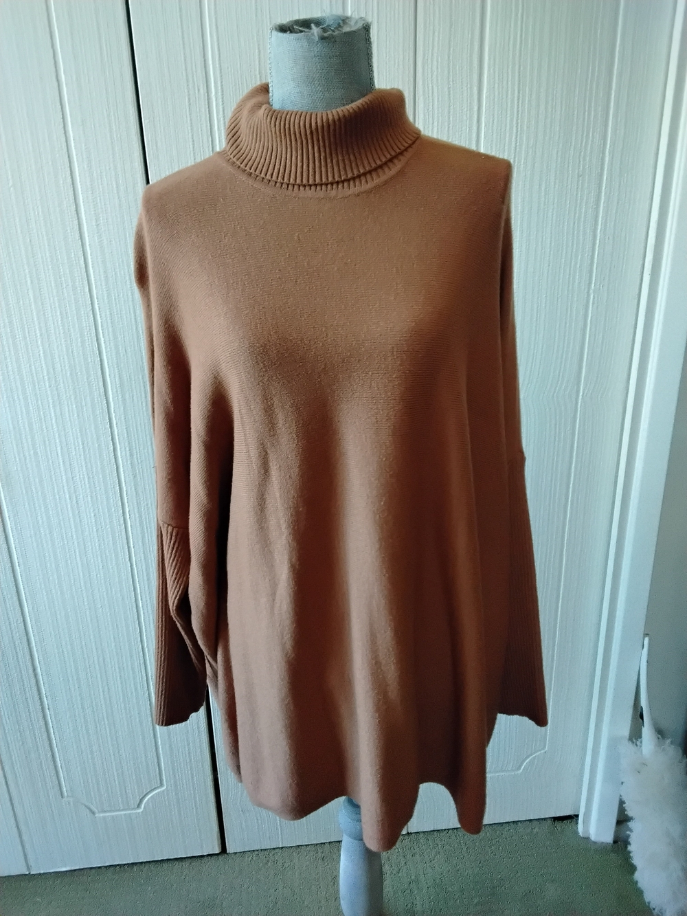Joseph A camel/brown Turtleneck Sweater, Size L